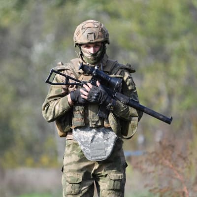 Kasvonsa peittänyt Wagner-joukkojen sotilas Luhanskin alueella 9. lokakuuta 2022.