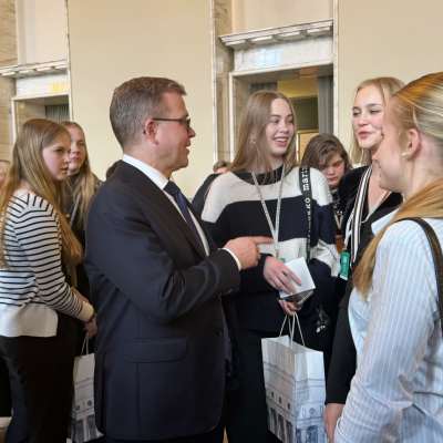 Statminister Petteri Orpo hälsar på ungdomarna i ungdomsparlamentet.