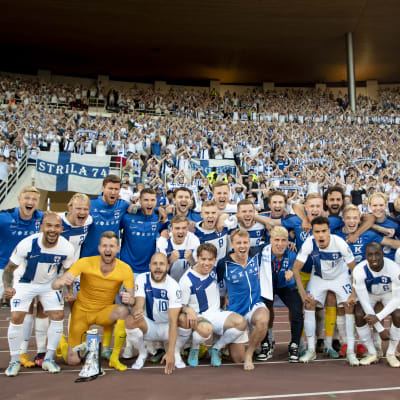 Finlands fotbollslandslag firar seger.
