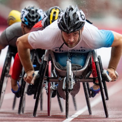 Henry Manni tävlar i Paralympics. 