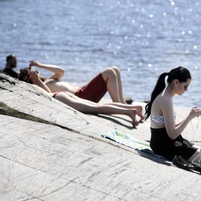 Solbad på klippor i Eira, Helsingfors