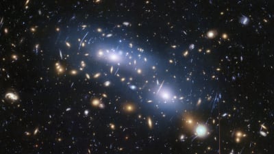Galaxer från det tidiga universum, på en bild tagen av rymdteleskopet Hubble.