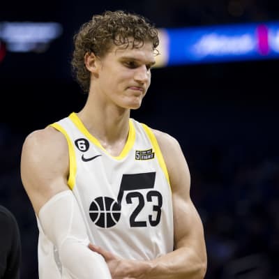 Lauri Markkanen går framför Will Hardy.