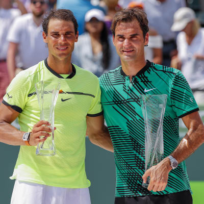 Rafael Nadal och Roger Federer poserar efter finalen i Miami i april 2017.