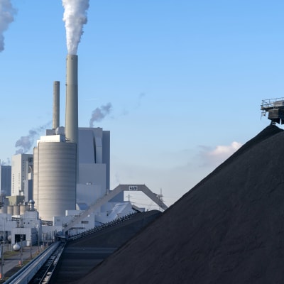 Mannheims kolkraftverk i Tyskland. I förgrunden en kolhög.