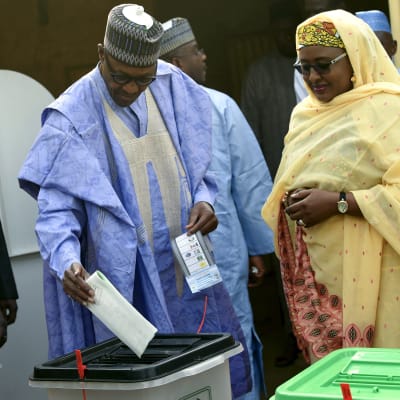 Nigerias sittande president Muhammadu Buhari och hans hustru Aisha Buhari var bland de första väljarna i deras vallokal i Buharis födelsestad Daura i delstaten Katsina, norra Nigeria.