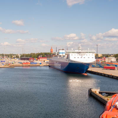 Två containerfartyg i Hangö hamn en solig sensommardag.