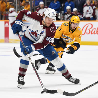 Mikko Rantanen med pucken mot Nashville.