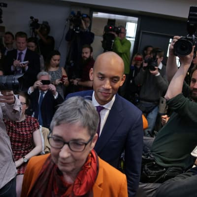De avhoppade Labour-parlamentsledamöterna Ann Coffey and Chuka Umunna anländer till sin presskonferens i London.