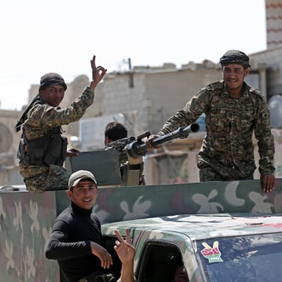 Kurdiska milismän i norra Syrien är på väg att inta den strategiskt viktiga staden Manbij, IS sista länk till den turkiska gränsen