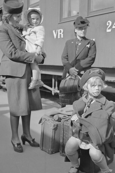 Perhe matkustaa maaseudulle juuri ennen jatkosodan syttymistä (20.6.1941).