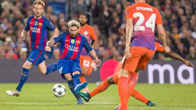 Lionel Messi gör mål mot Manchester City.