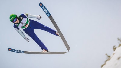 Eero Hirvonen hoppar.