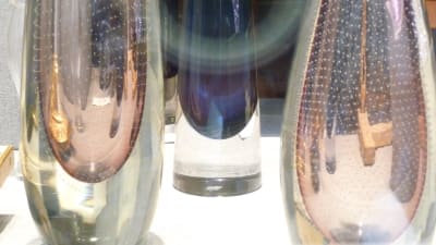 bild på Gunnel Nymans vaser med små pärlor eller muscher i glaset, som en skir slöja