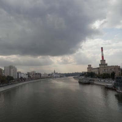 Vy från en bro över Moskvafloden