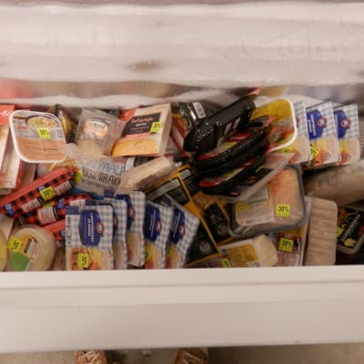 Mathjälpsorganisationer får hämta mat ur frysen