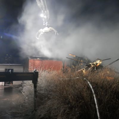 Röjningsarbete pågår efter en brand i ett radhus i Jakobstad