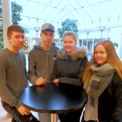 Jonathan Enkvist, Lucas Gäddnäs, Viktoria Häggman och Pamela Bodbacka är studerande vid Optima.