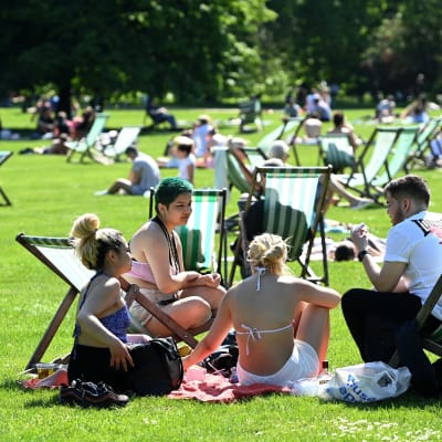 Folksamling i en park i London, maj 2021.