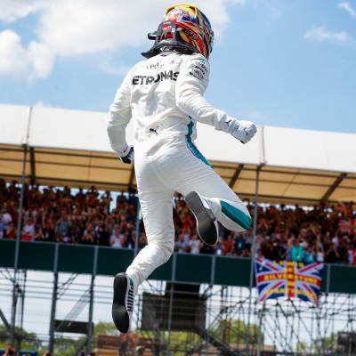 Lewis Hamilton hoppar av glädje.