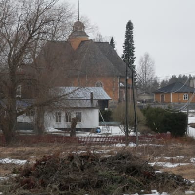 Esse kyrka sedd från församlingshemmets tomt
