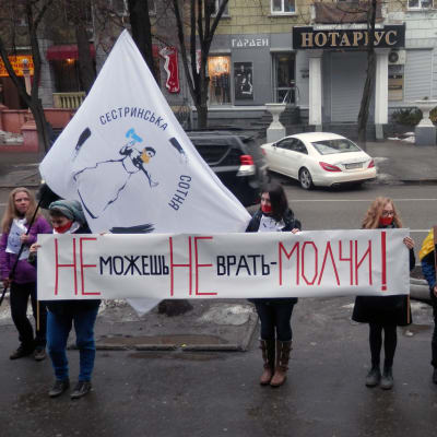 Demonstration vid en tv-station i Dnipropetrovsk i Ukraina