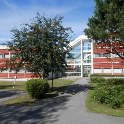 Det här studentbostadshuset vid Bodgärdet i Jakobstad finns på rivningslistan