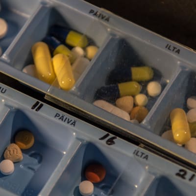 Olika läkemedelspillser sorterade i en plastform med utmärkta dagar.