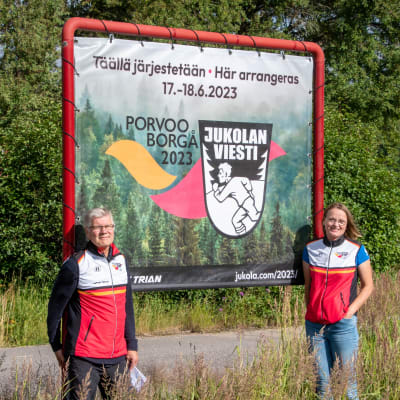 Kalevi Ilonen och Heidi Liljeström står framför en Jukolaskylt i Ebbo i Borgå.
