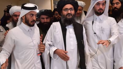 Talibanledaren Mullah Abdul Ghani Baradar på väg ut efter att 29.2.2020 ha ingått ett avtal med USA i Qatars huvudstad Doha.