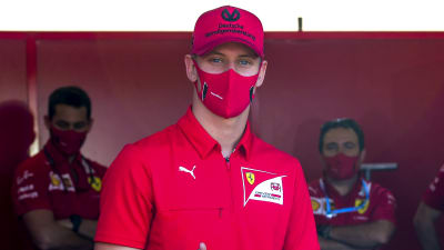 Mick Schumacher i Ferraris tröja.