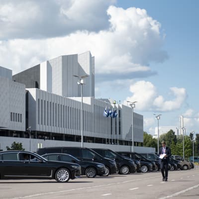 Autoja parkkeerattuna finlandia talon eteen eu-huippukokouksessa