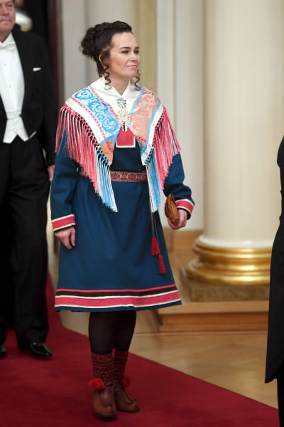 Anna Morottaja klädd i en lite modernare variant av enaresamernas festdräkt.