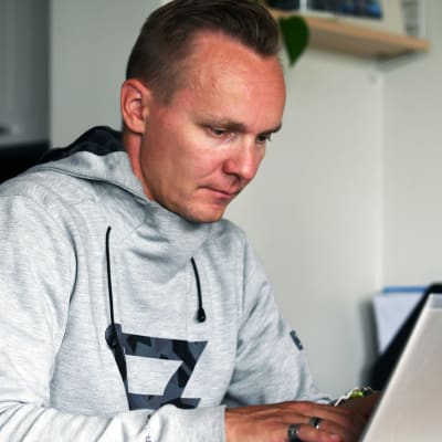Petter Kukkonen hemma vid datorn.