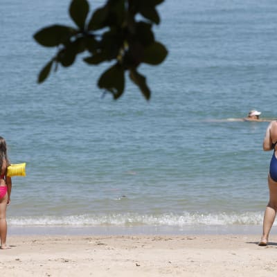 Turister på strand i Pattaya