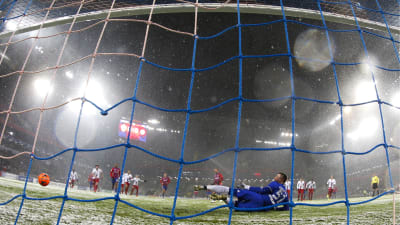 Bollen går i mål i matchen CSKA Moskva-Amkar Perm.