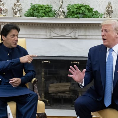 Donald Trump i Ovala rummet till höger, med gästen Imran Khan med pekfingret uppsträckt.
