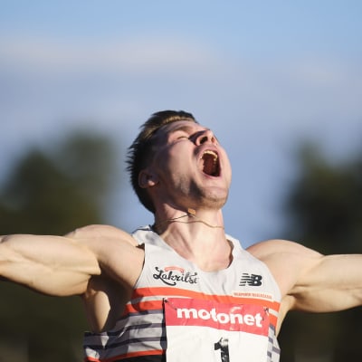 Elmo Lakka tuulettaa 110 metrin aitojen Suomen ennätysaikaa 13,31 Jyväskylässä Harjun stadionilla.