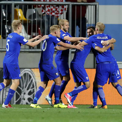 Finland firar målet mot Kroatien.