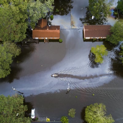 Två personer i kanot under Florence-orkanen 2018.