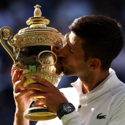 Novak Djokovic suuteli Wimbledonin voittopokaalia.