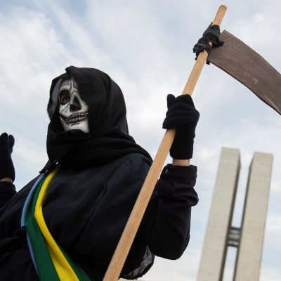 En demonstrant utklädd till döden som demonstrerar mot Brasiliens president Jair Bolsonaro 