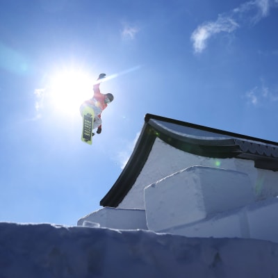 Lumilautailijat harjoittelivat Zhangjiakoussa Pekingin olympialaisissa. 