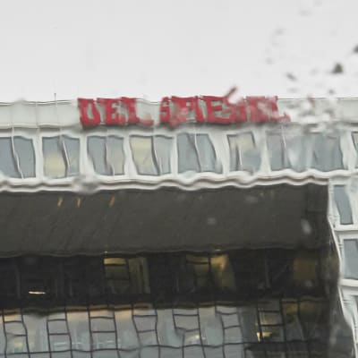 Der Spiegels fasad i regn
