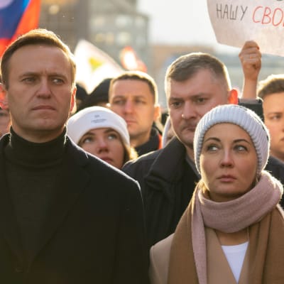 Aleksej Navalnyj och hans fru Julia Navalnaja deltog i en minnesstund för den mördade oppositionspolitikern Boris Nemtsov i Moskva.