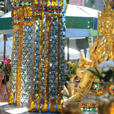Hinduhelgedomen Erawan i Bangkok öppnade igen efter bombdåd 19.8.2015.