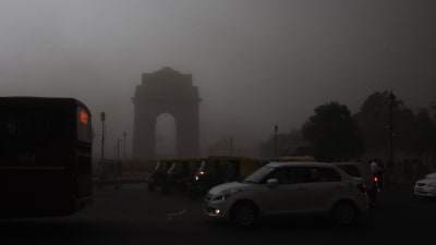 Trafiken i huvudstaden New Delhi försvårades av dålig sikt som orsakades av sandstormar och häftiga regn 