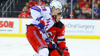 New York Rangers Lias Andersson (till vänster) i en duell med landsmannen och New Jersey-spelaren Jesper Bratt.