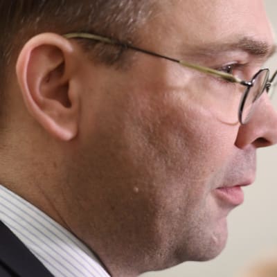 Försvarsminister Jussi Niinistö (Sannf.).