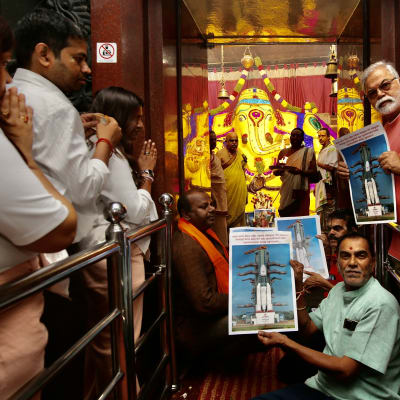 Hinduer ber speciella böner för rymdprojektet Chandrayaan-3. 
